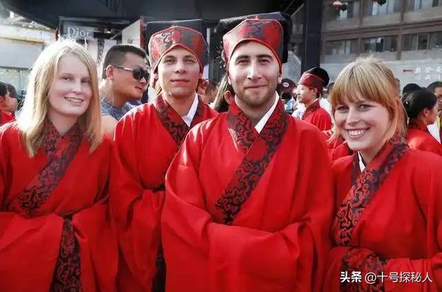 经想永远跟党走了？中国旅游刷屏外网pg电子网站第一批免签来华的老外已(图5)