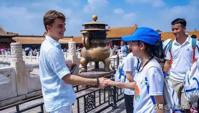 经想永远跟党走了？中国旅游刷屏外网pg电子网站第一批免签来华的老外已(图22)