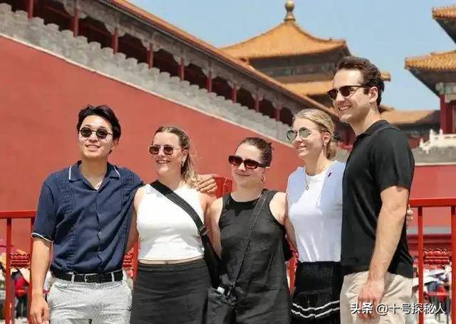 经想永远跟党走了？中国旅游刷屏外网pg电子网站第一批免签来华的老外已(图1)